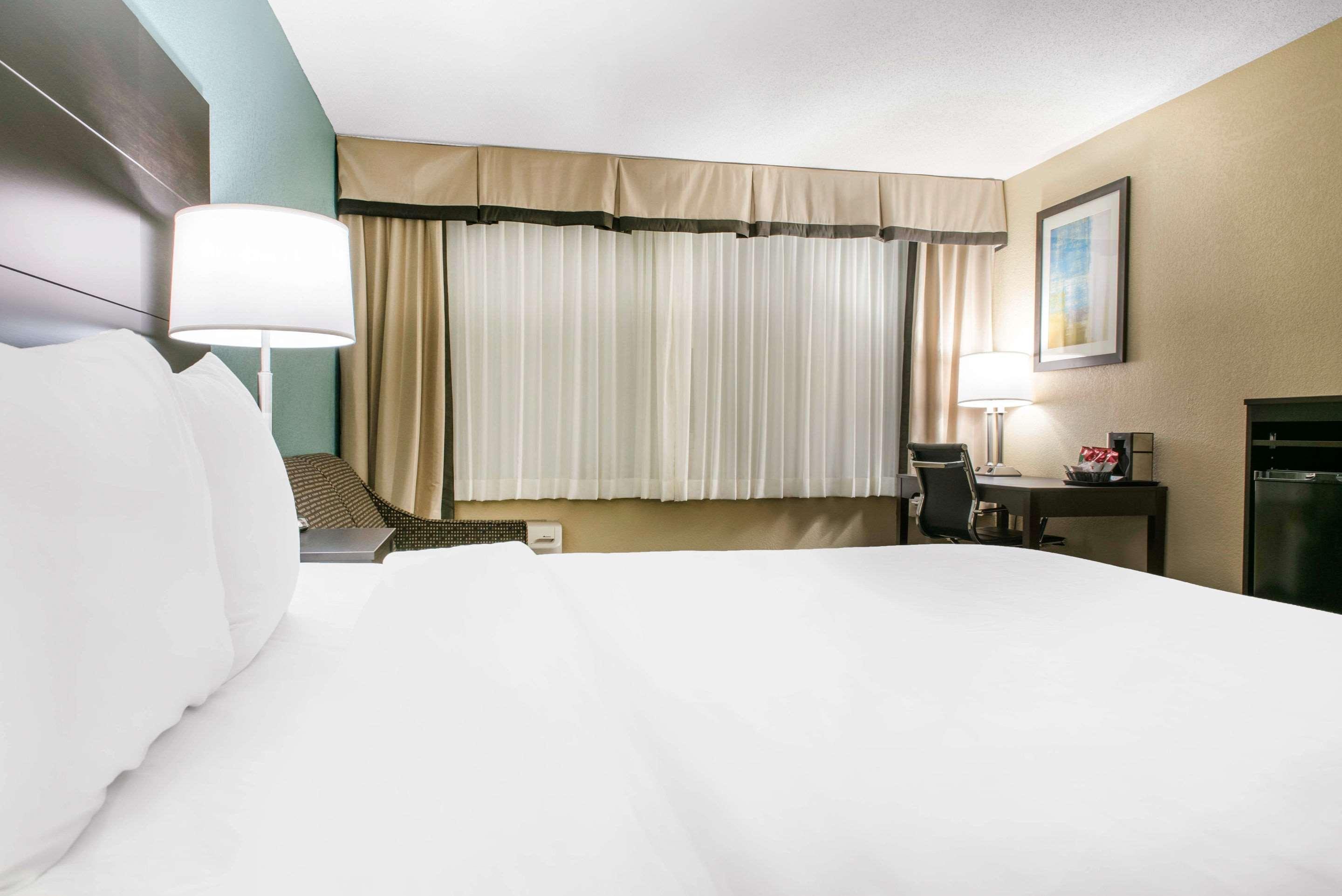 Quality Inn Dayton Airport Englewood Экстерьер фото