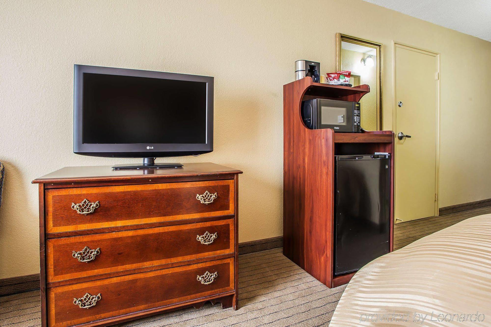 Quality Inn Dayton Airport Englewood Экстерьер фото