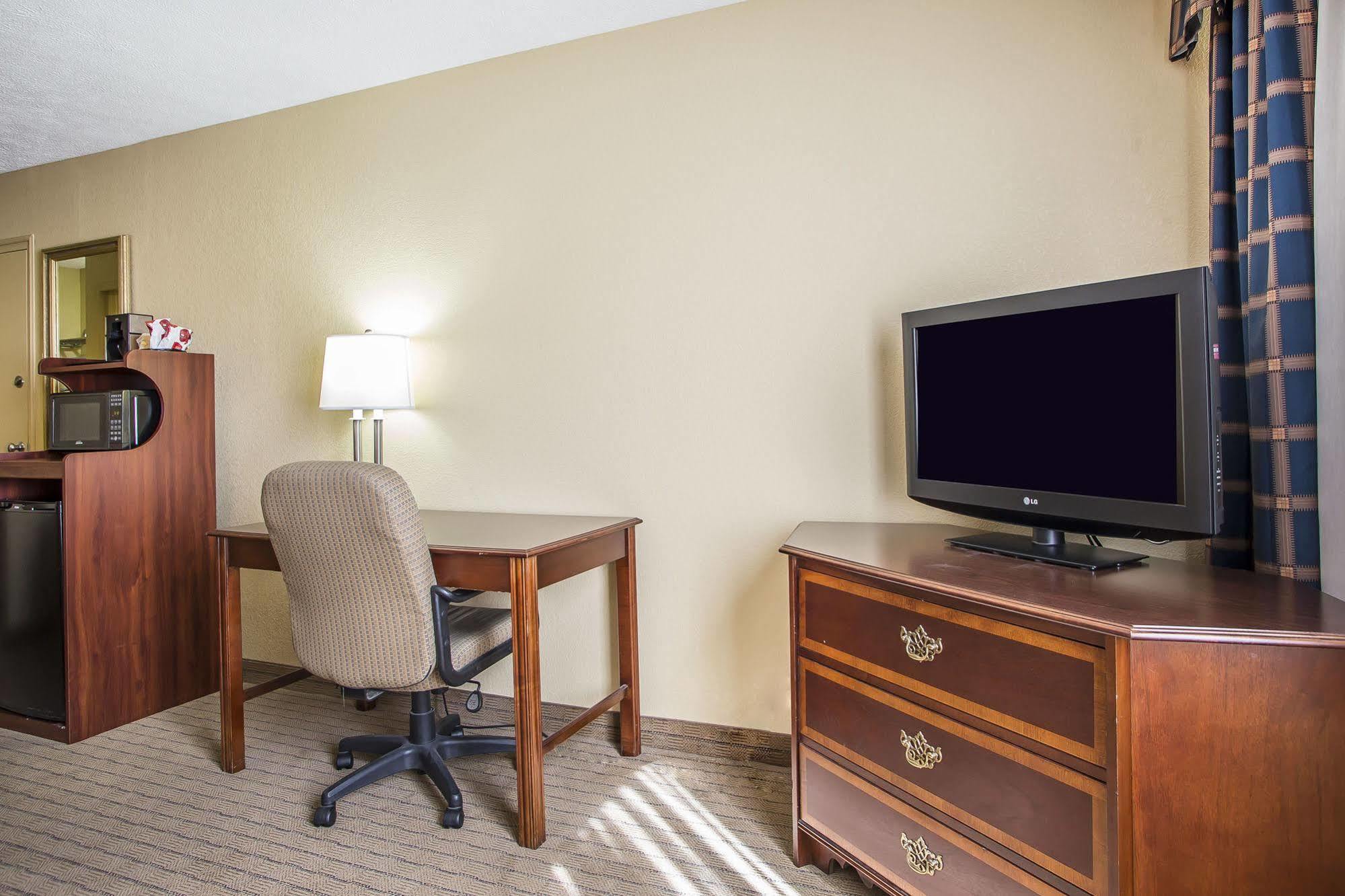 Quality Inn Dayton Airport Englewood Экстерьер фото