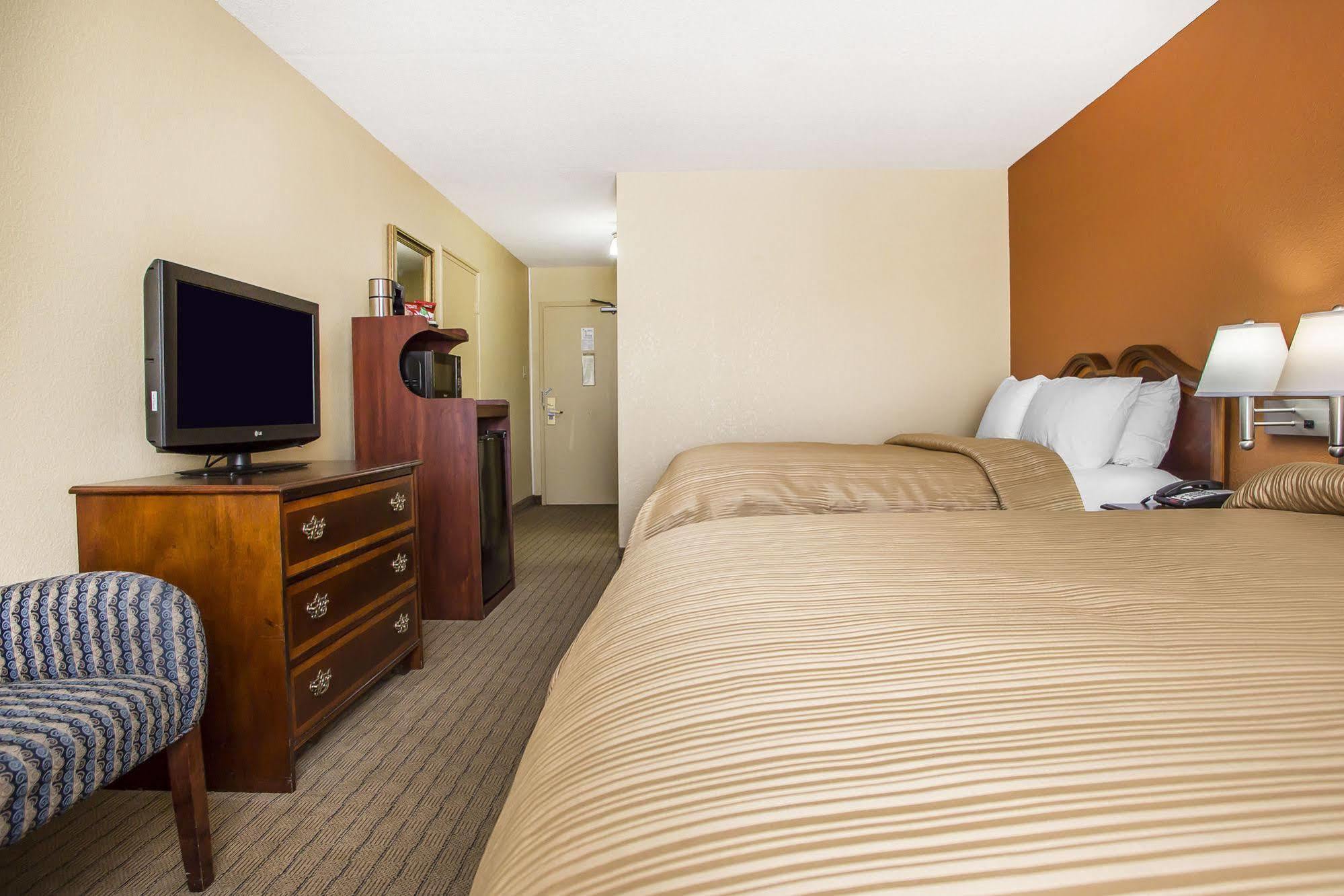 Quality Inn Dayton Airport Englewood Экстерьер фото